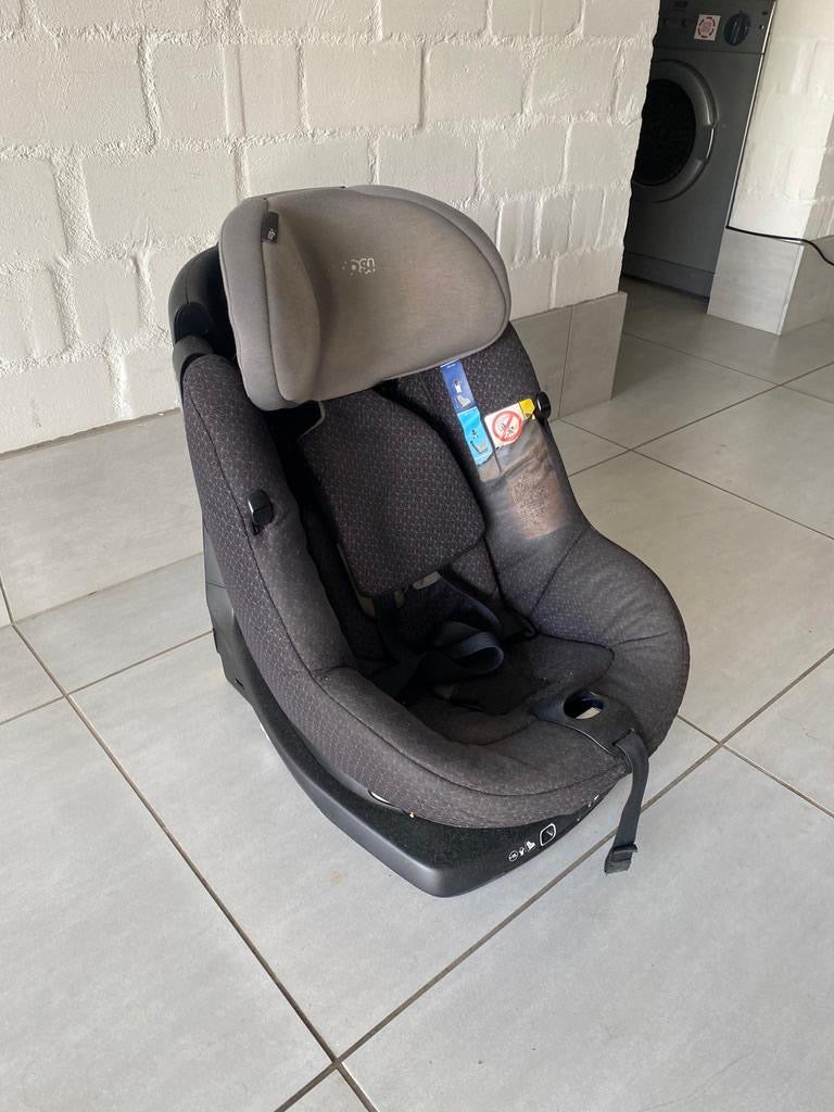 Maxi Cosi Axissfix with Isofix base. Can swivel to the side for easy access. No accidents .