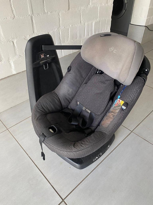 Maxi Cosi Axissfix with Isofix base. Can swivel to the side for easy access. No accidents .