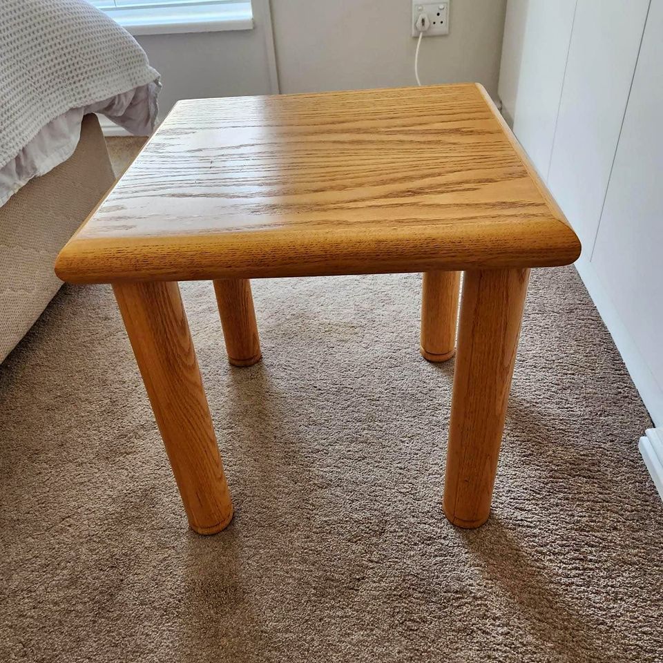 Solid wood pedestal table - Size 50cm x 50 x 50