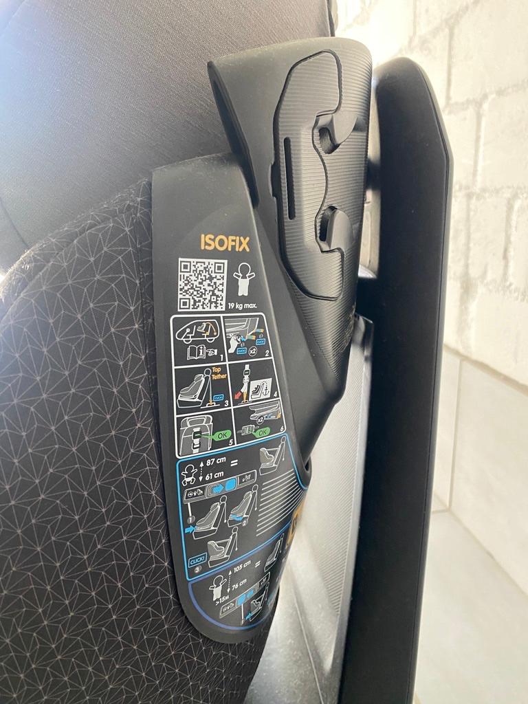 Maxi Cosi Axissfix with Isofix base. Can swivel to the side for easy access. No accidents .