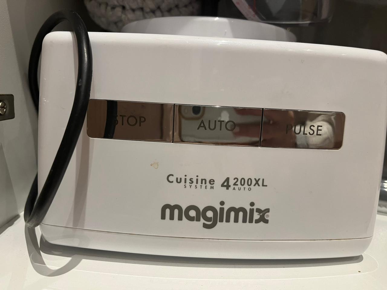 Magimix - White Food Processor - 4200XL with all its attachments.