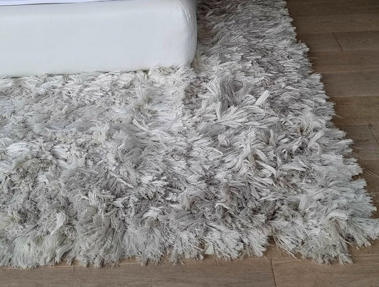 silk white shaggy rug . Size 4m x 3m. Good condition, just needs a clean. R5600.