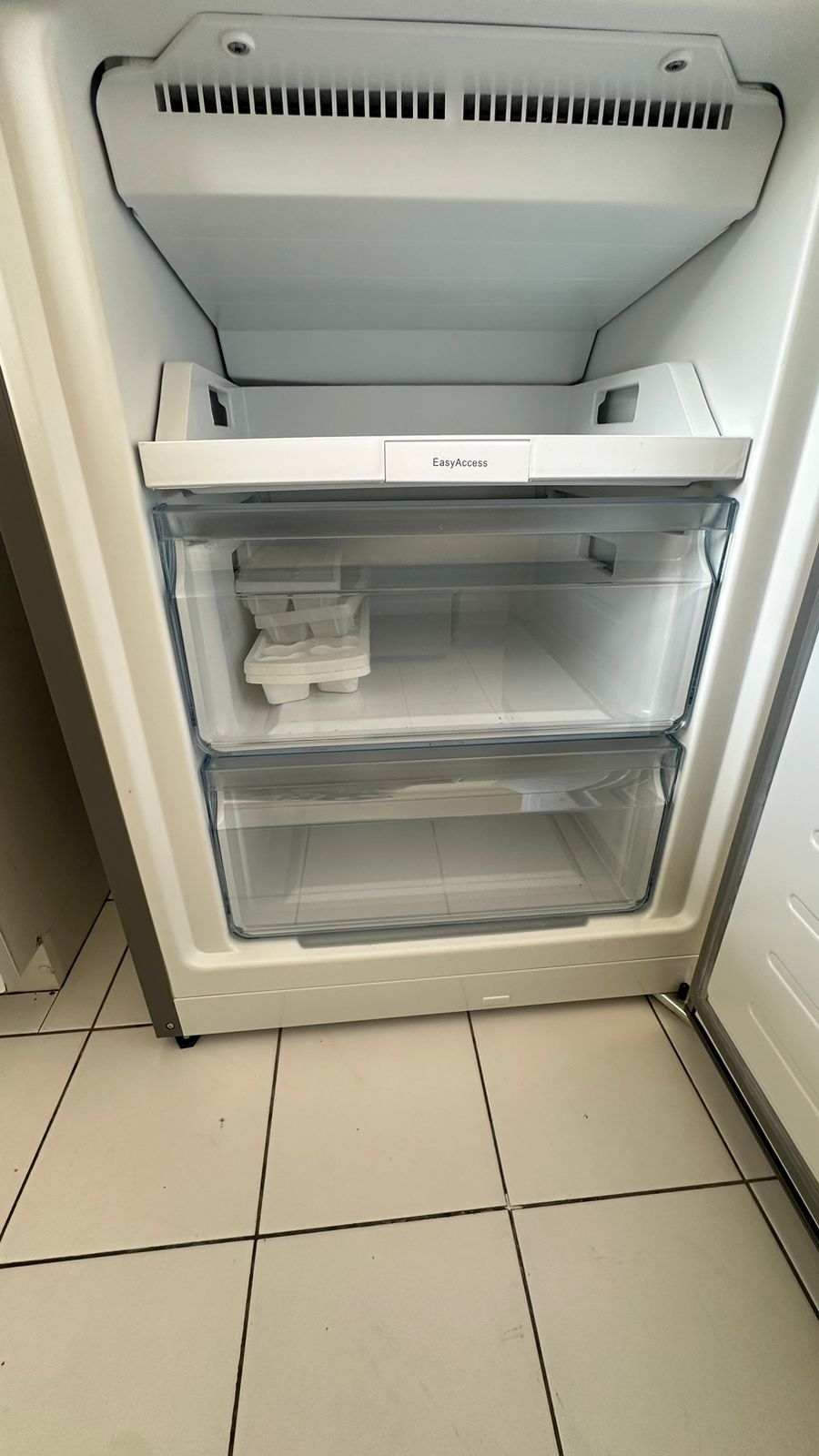 Bosch 302l fridge/ freezer. Still under Warranty. Hardly used. R6900. Sells new for R12000. Collection in Tamboerskloof.