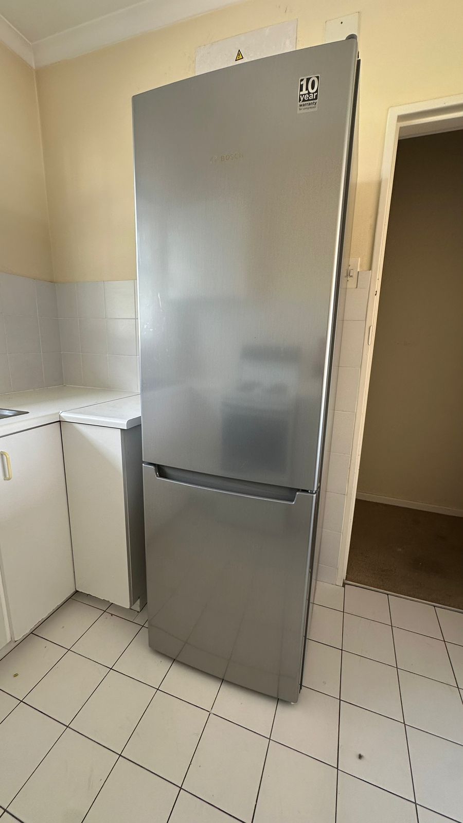 Bosch 302l fridge/ freezer. Still under Warranty. Hardly used. R6900. Sells new for R12000. Collection in Tamboerskloof.