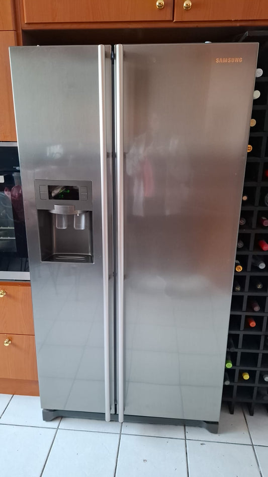 Samsung 617L Frost Free Fridge/ Freezer with Water and Ice Dispenser. Size Width 90cm & H 1.76m. Good condition. Works perfectly. R13000.